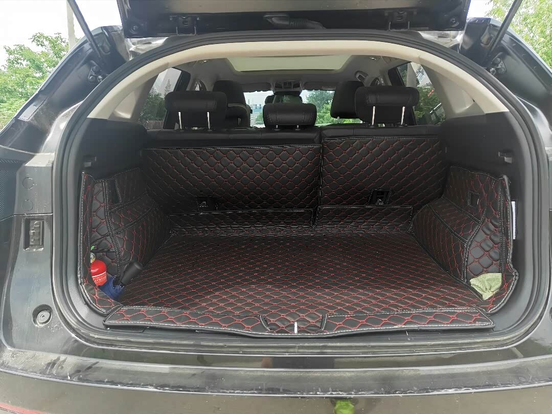 后备箱空间足够大,开口高度也还好.就是尾门太难关