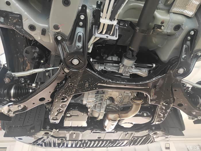 汉兰达骑士版白色车底盘装甲