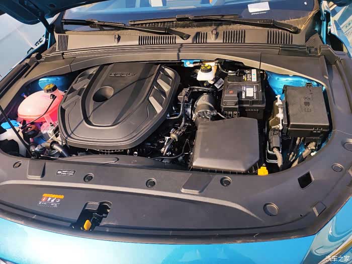 2.0t的发动机舱