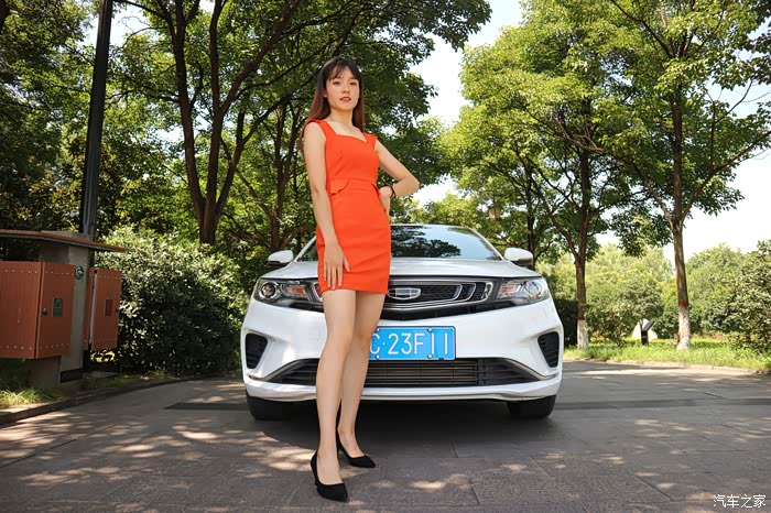 时尚辣妈再次出镜当车模s型身材让人羡慕