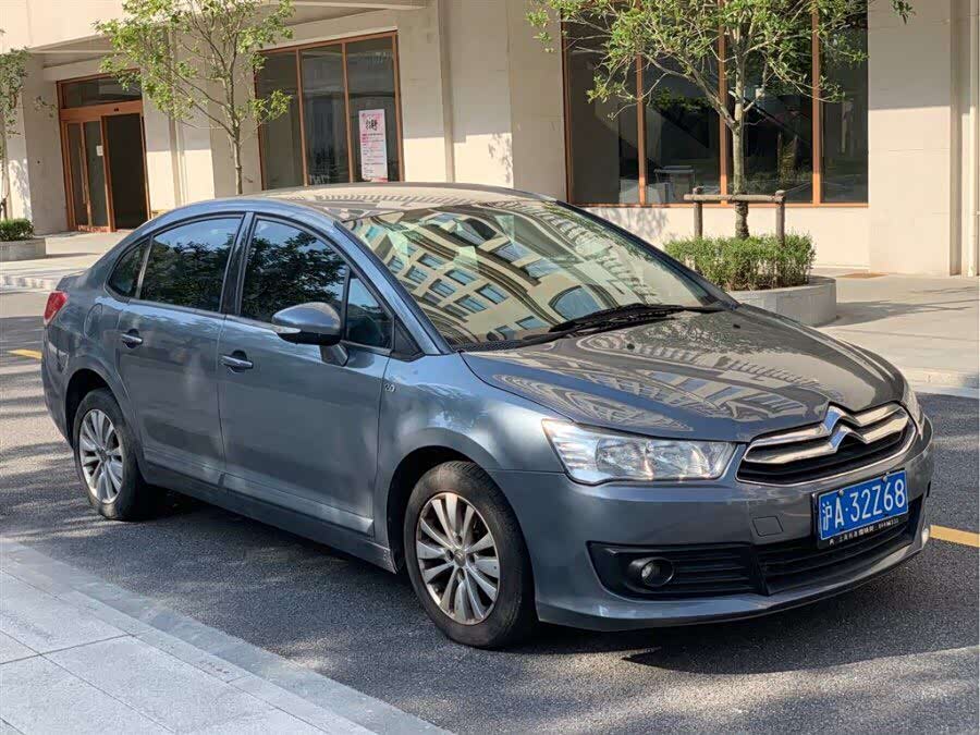 雪铁龙世嘉外观设计还是很不错的圆润造型