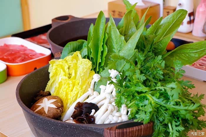 新鲜的蔬菜拼盘,荤素搭配,健康美味.