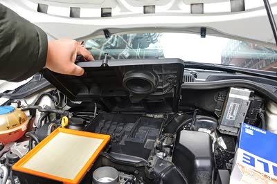 全民用车记#一把螺丝刀,十五分钟,轻松更换polo空气滤芯.