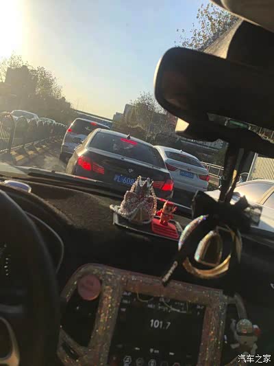 白天开车,随着阳光,忽闪忽闪;晚上开车,随着路灯,忽闪忽闪,怎能让人