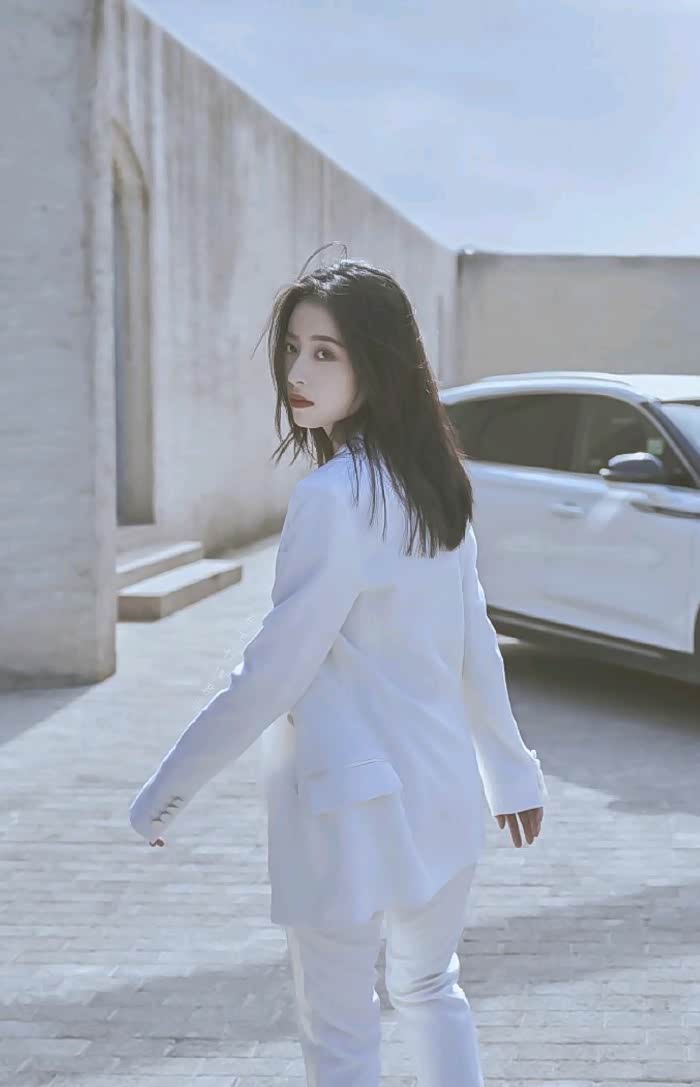 穿上西装的帅气小姐姐能吸引你吗