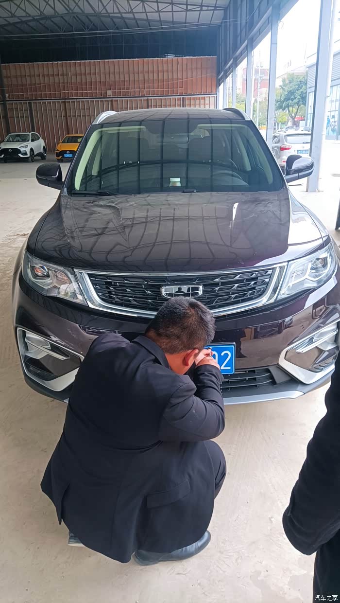 新车落户上牌请小哥哥帮安装拍照好开上路游玩体验