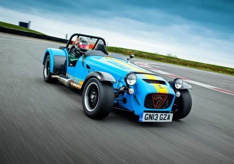 说不上是复古,但也不算现代,这就是卡特汉姆汽车的魅力