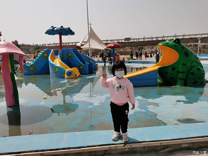 周末开着小5带着女儿山里王水上乐园一游