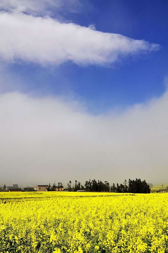 走进云南,欣赏不一样自然的色彩,蓝天白云,青烟袅袅.