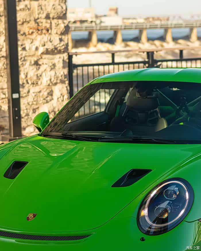 这款绿色的保时捷真是太迷人了那圆滑的车头设计就是好看爱了