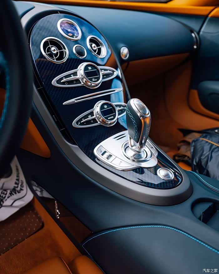 即便是上一代的作品,今天的布加迪威龙看起来依然不落伍.