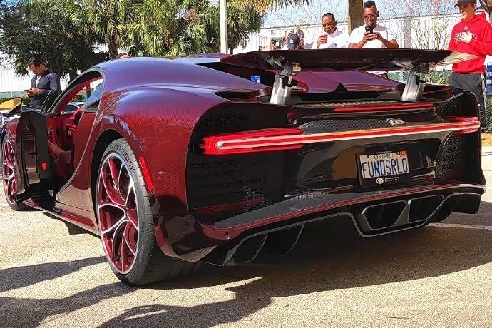 红色碳纤维布加迪chiron