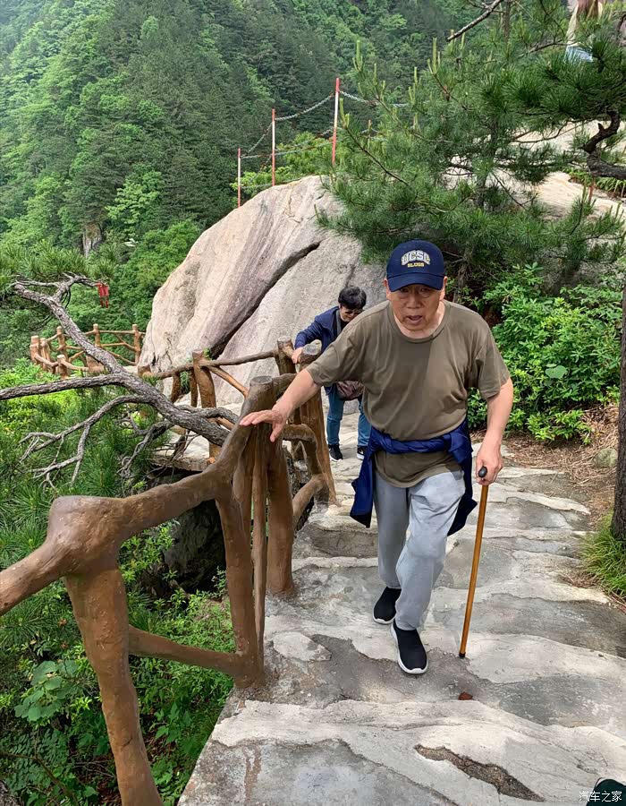 正当旅游季,一家人的爬山之行