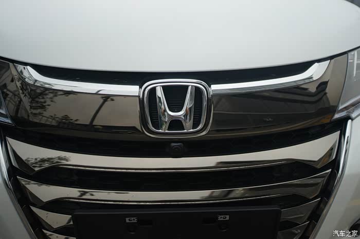 进气格栅看起来也是特别的大气,360全景摄像头在本田标下面,为我们