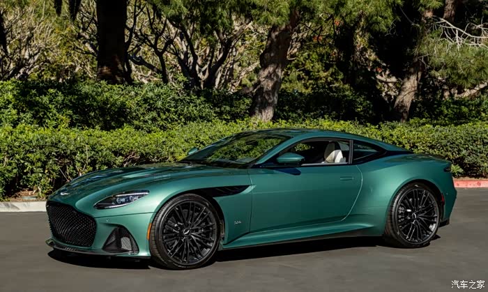 墨绿阿斯顿马丁db11外观漂亮39秒破百动力同样强劲