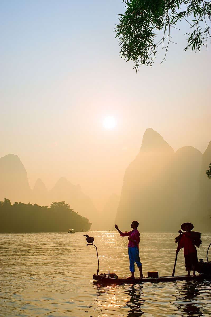 青箬笠,绿蓑衣,斜风细雨不须归.