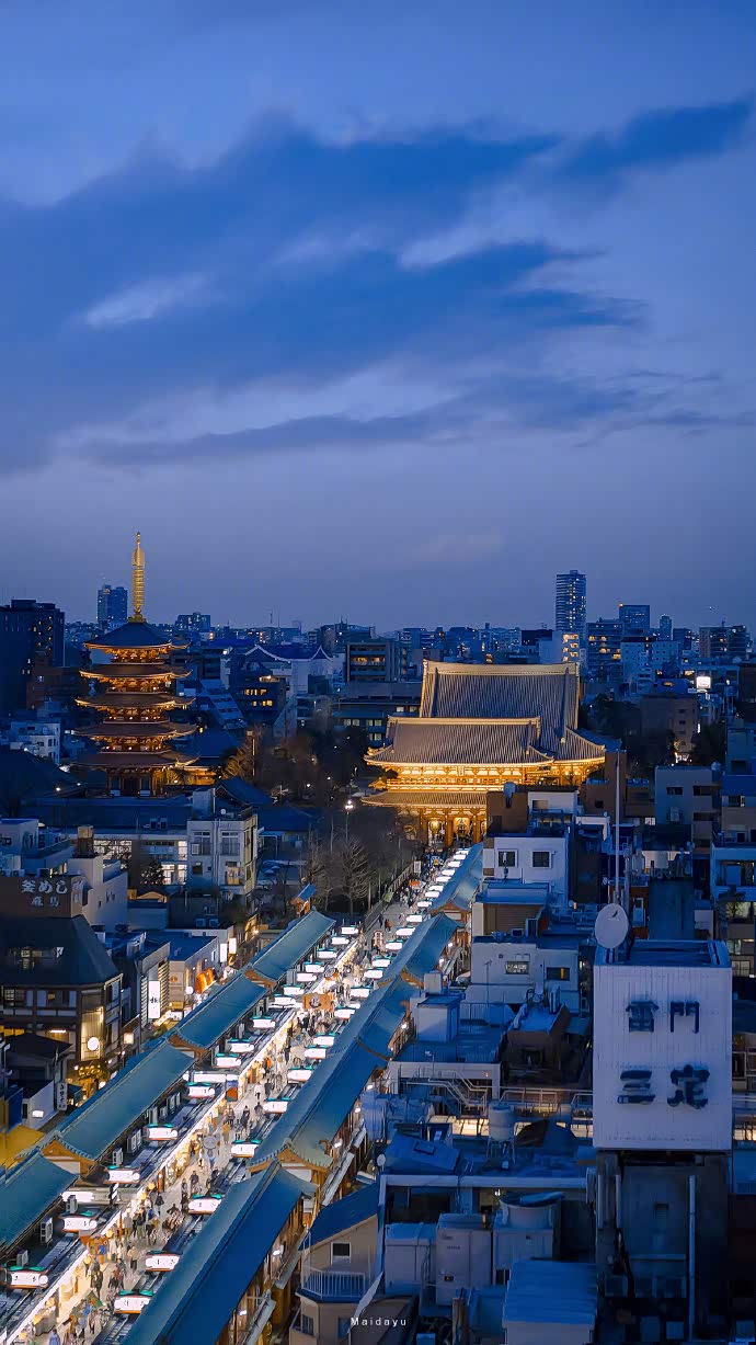 浪漫京都,夜色降临,非常现代.
