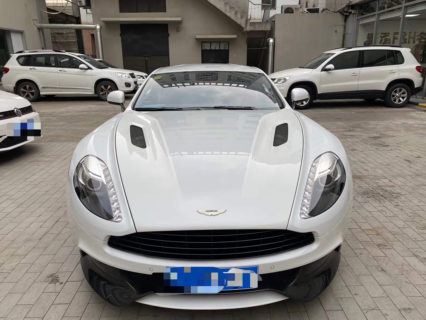 图 白色车身更优雅的阿斯顿马丁.