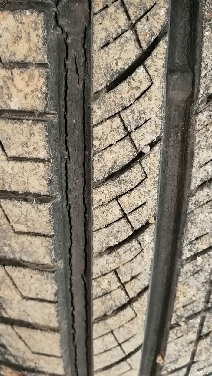 4年的哈弗h6轮胎胎面老化裂纹