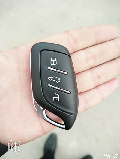 钥匙到手了,这下可以看到实车了,钥匙比较以前的名爵钥匙高大上好多