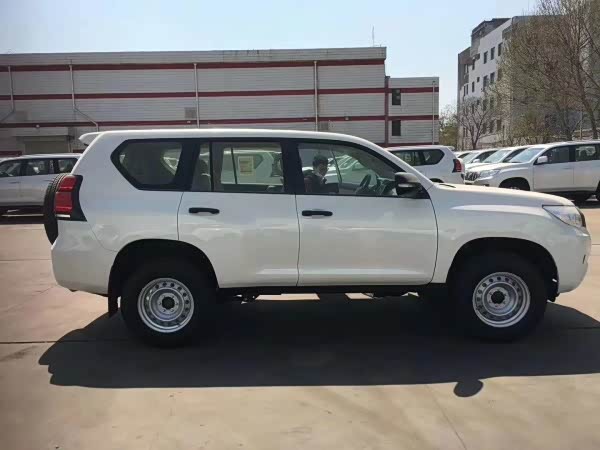 相比高配版的车型,这台丰田普拉多的外观显得确实朴素了一些