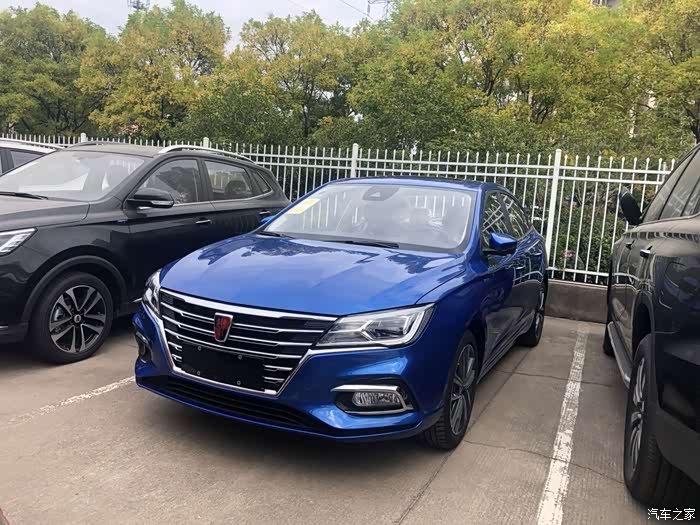 到了4s在新车交付区就看到一辆蓝色的荣威i5,我一下就猜到这是我的车