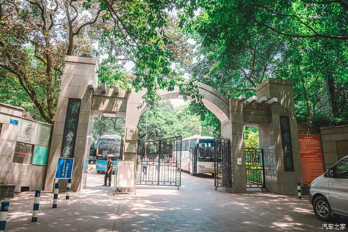 重庆有一地   大白鹅站在岭上,从高往下看重庆