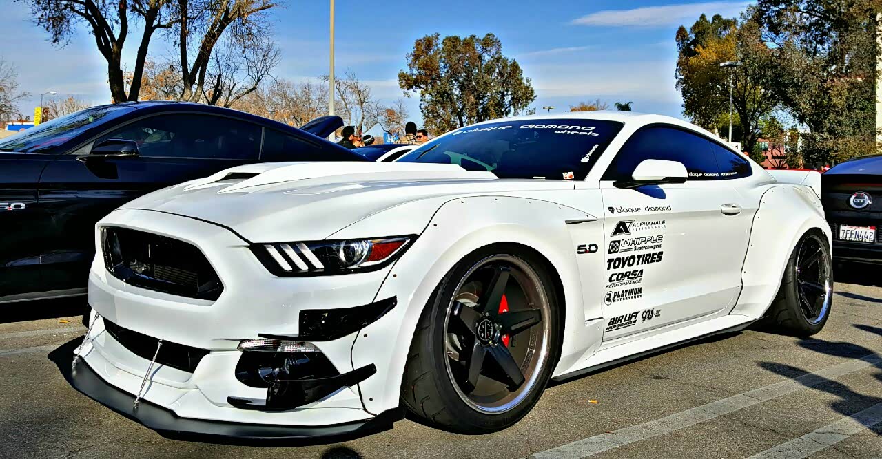 白色宽体福特mustang gt 酷炫.