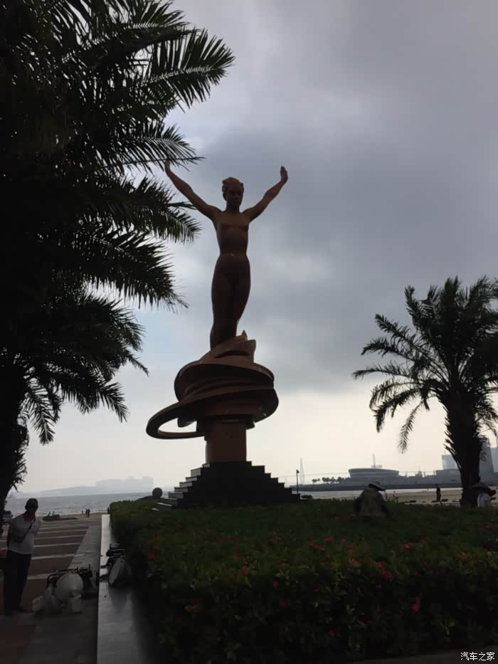 金沙湾广场的劳丽诗雕像,我市的跳水奥运冠军