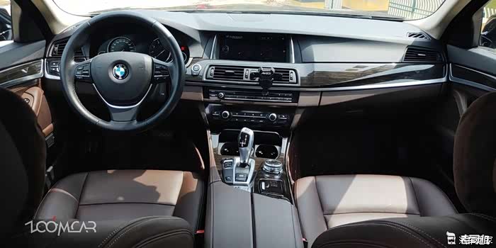中控台设计具宝马特色,是回归老车型中,中控像驾驶员倾斜的设计,这样