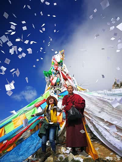 僧侣在山顶起抛撒龙达祈福