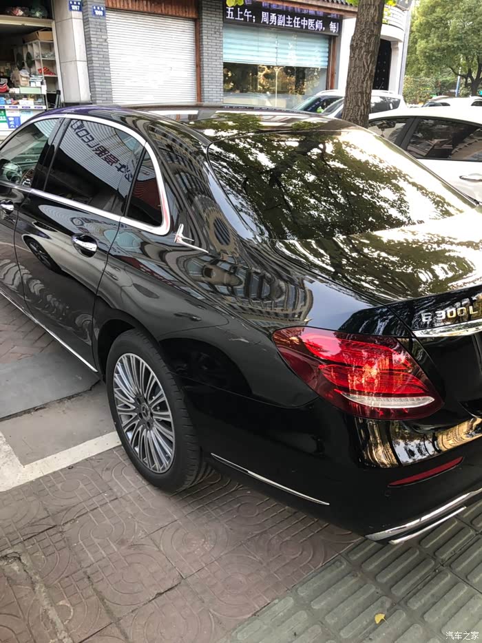 【图】小区停车场遇到20款e300,太帅了,还没上牌_奔驰e级论坛_汽车之
