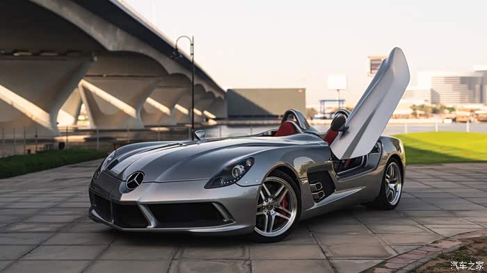 这款银白色的奔驰,这样的造型真是太炫酷了,真是太吸引人,爱了