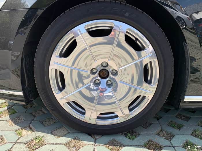 新款奥迪a8升级霍希创始人版大饼轮毂