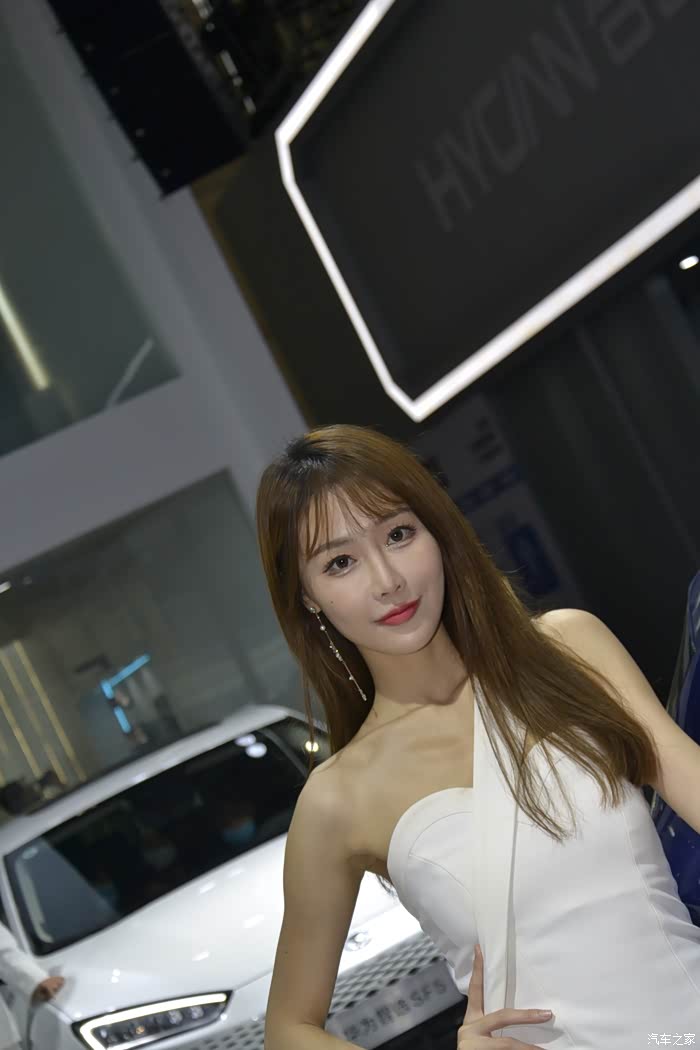 2021年广州车展之高大尚美女车模17