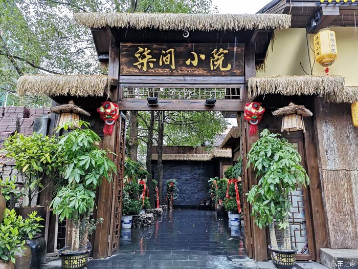 门头也是木头搭的茅草