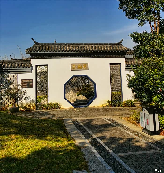 诗情画意庭院里"八角门"就立在那里沿着鹅卵石铺就的小路透过轻巧玲珑