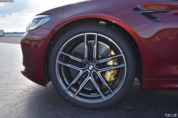 新款宝马m5----轮毂很丑----小伙伴怎么看?