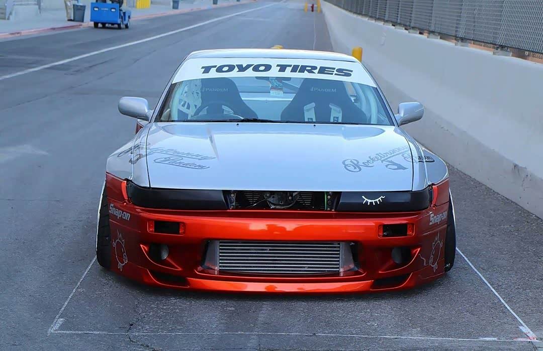 日产s13已经整装待发接下来会用完美的横移来展示出优雅舞姿