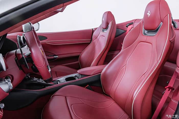 白色的法拉利ferrariportofino红色内饰
