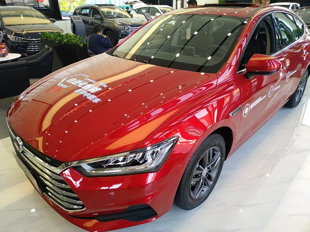 红色的比亚迪秦