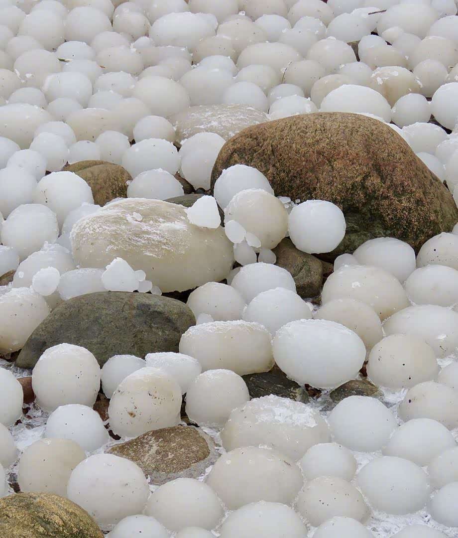 海拉托岛海岸上的数千颗冰蛋奇迹上帝搓成的冰汤圆