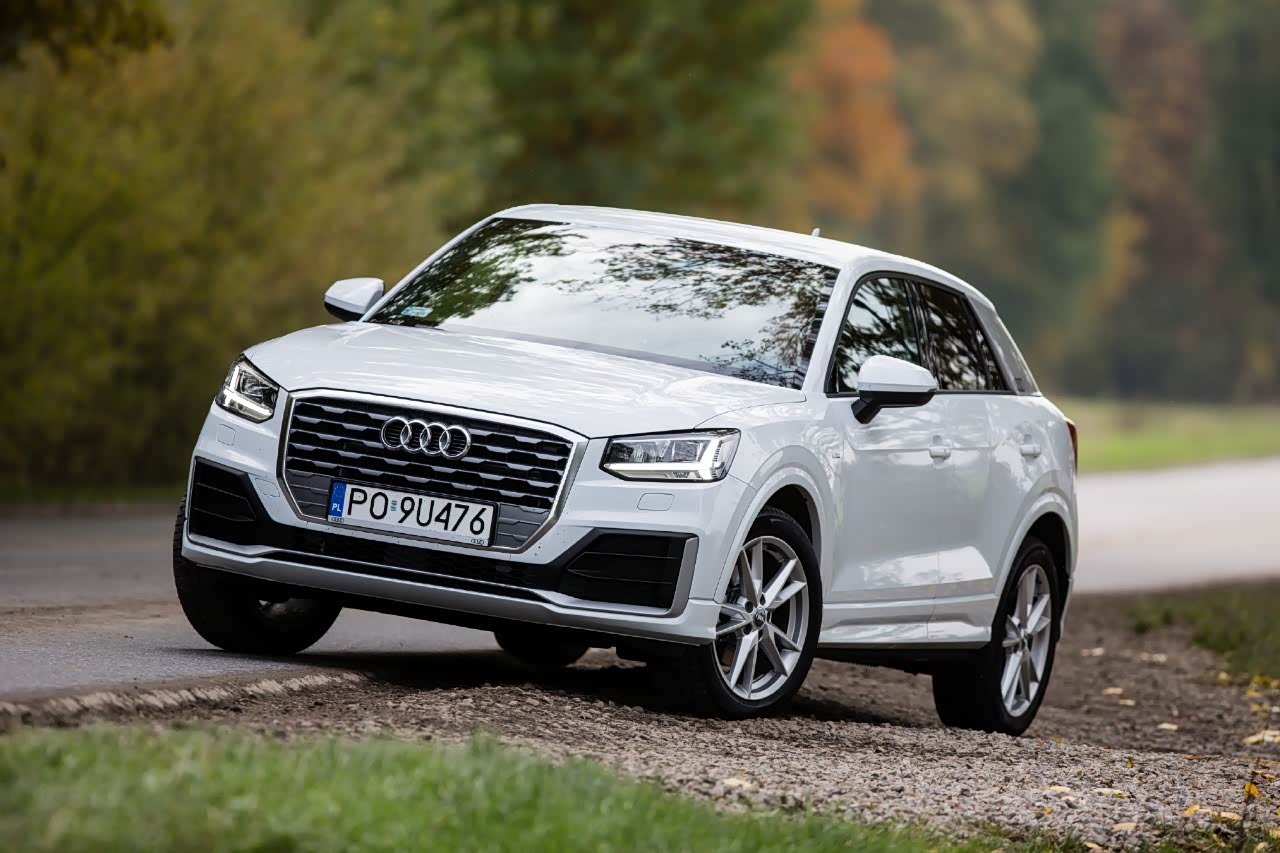 奥迪q2tfsisline白色更修长