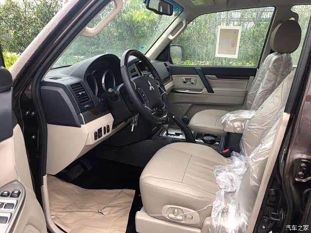 18款三菱帕杰罗v97深浅搭配的内饰