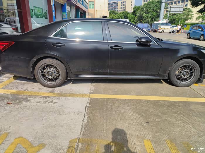 14代皇冠配什么颜色的17寸轮毂好看希望各位大佬给个建议