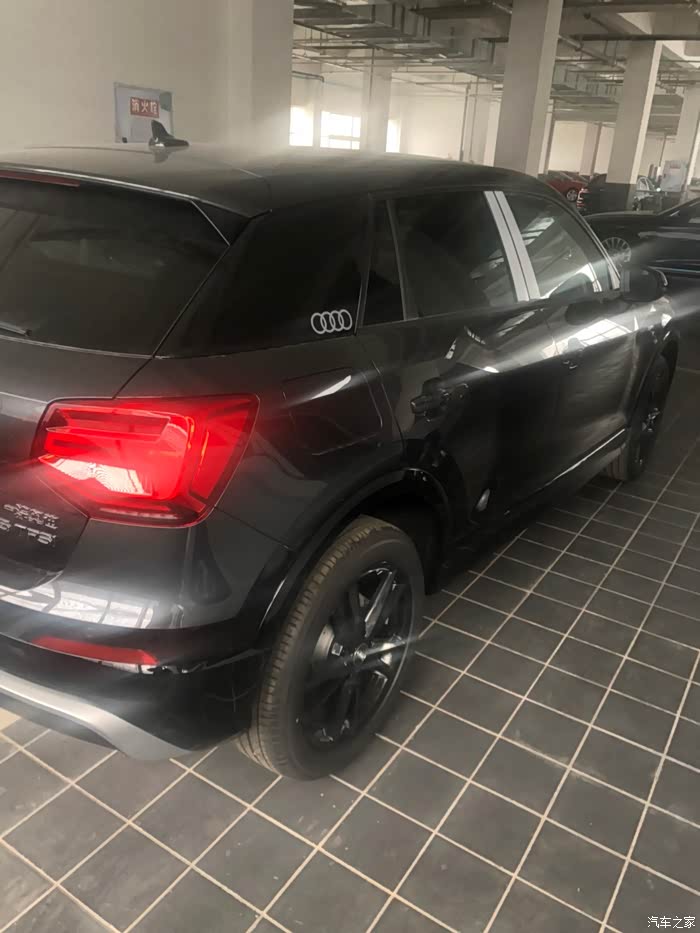 轮毂与车身颜色同色的锰石黑