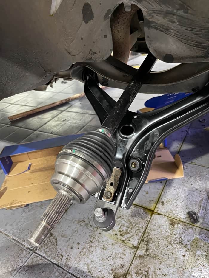 新的半轴球笼下摆臂,转向球头拉杆也换了.