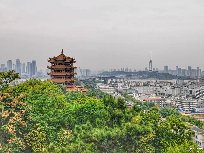 登楼远眺黄鹤楼