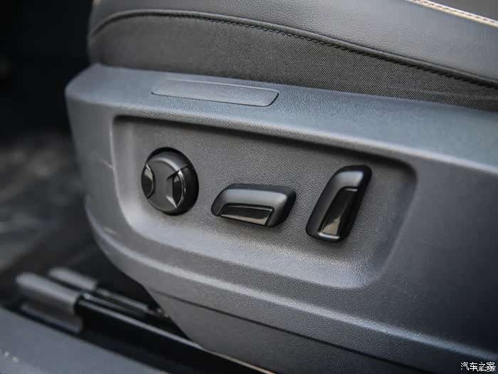 唯顶配还只带驾驶座个电动座椅,而且座椅记忆按钮位置用个塑料片挡