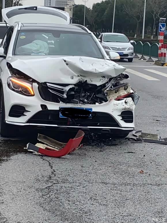 【图】glc事故,安全性不错,主副驾气囊都弹出_奔驰glc论坛_汽车之家